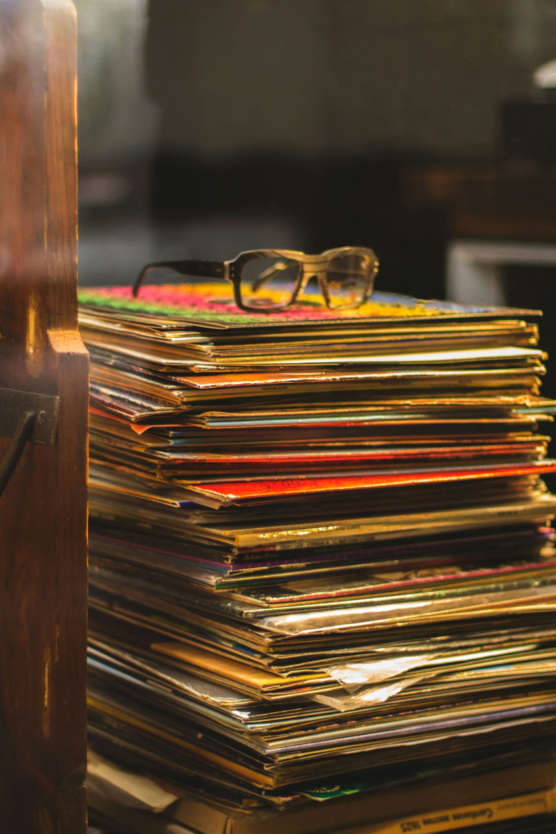 une pile de disques avec une paire de lunettes dessus